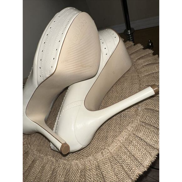 NEW Guess Platform Platform Stiletto Heel Peep Toe Cream Black T Strap Sz 9 NEW - Picture 10 of 11